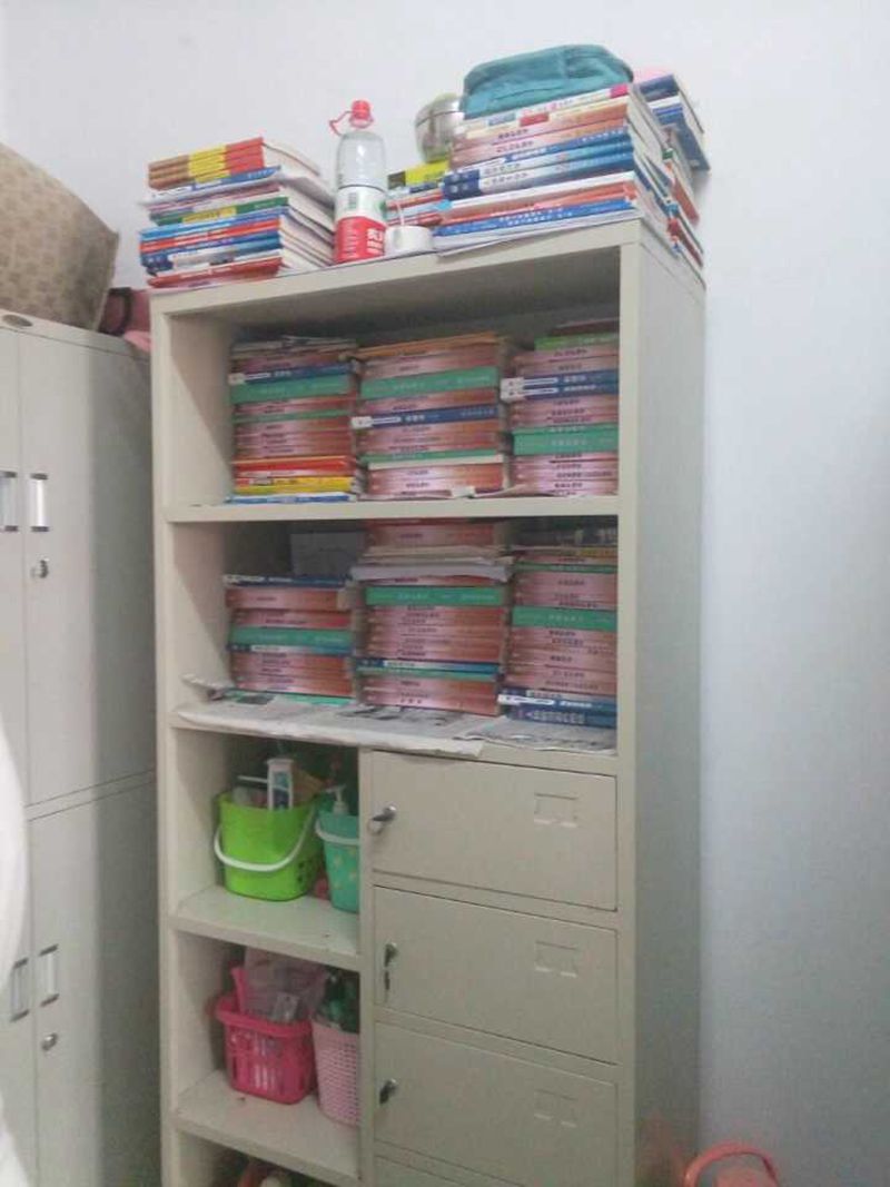 洗漱用品和书本整齐