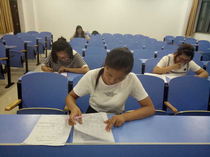 同学们在批改试卷