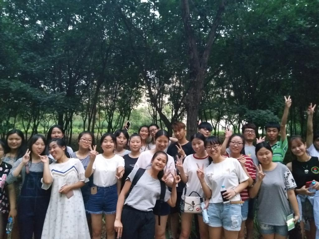 在瀛洲河边拍照留念