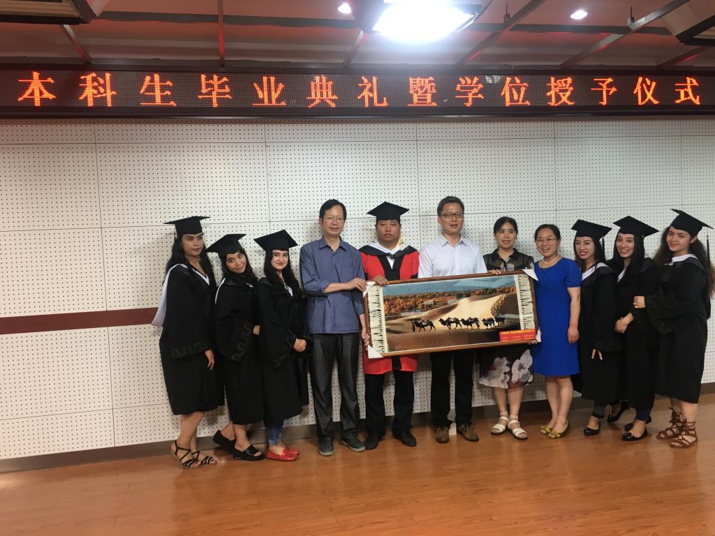 授学位仪式后与院领导老师合影留念