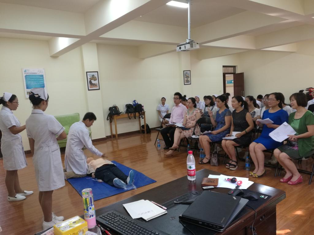 培训前同学们在老师的指导下不断练习改进