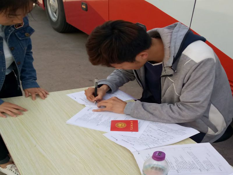 志愿者指导献血同学填表