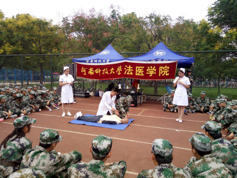 队员们认真给新生培训急救知识
