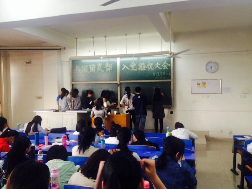 班委们总结投票票数