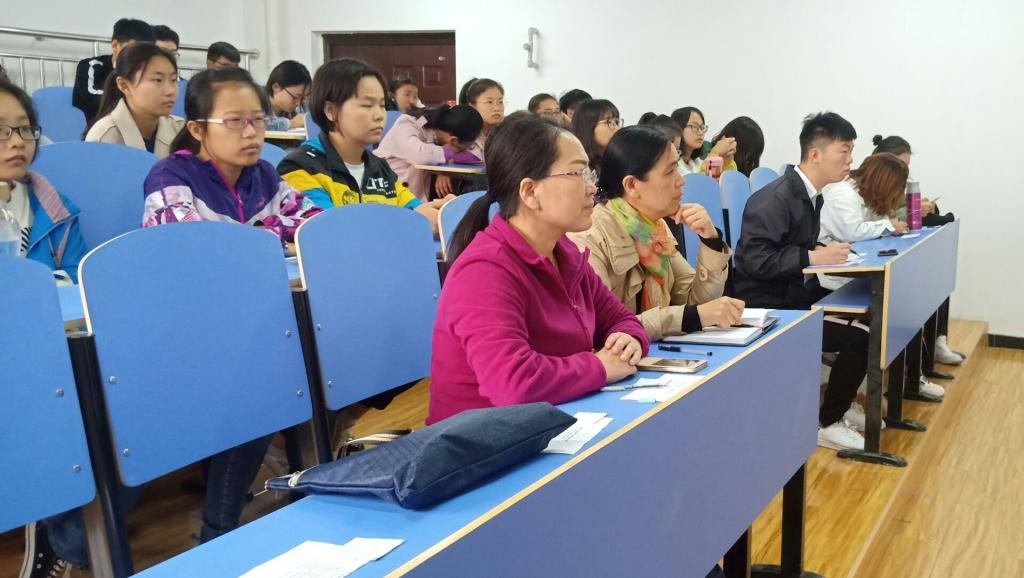 评委认真在打分