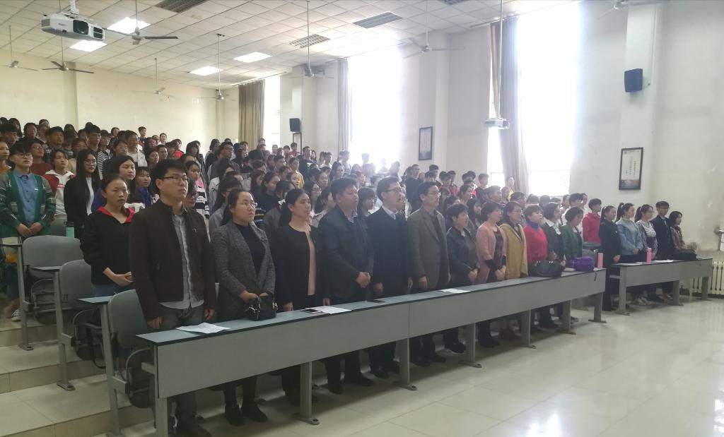 全体起立,奏国歌