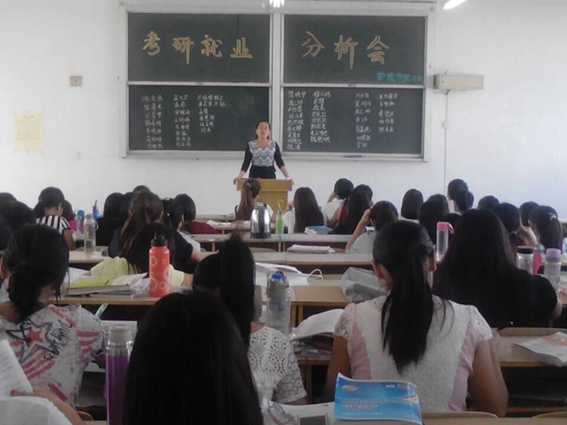 张老师为同学分析就业形势